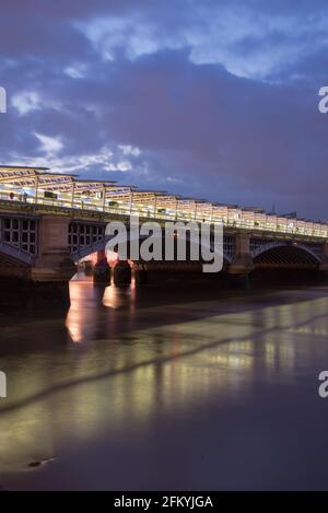 Illuminato fiume Blackfriars Bridge di Joseph Cubitt luci LED vicino Leo Villareal Foto Stock