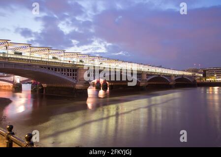 Illuminato fiume Blackfriars Bridge di Joseph Cubitt luci LED vicino Leo Villareal Foto Stock