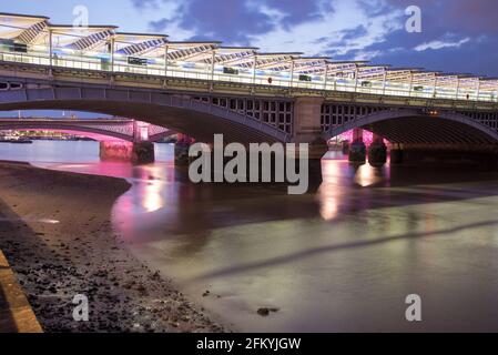 Illuminato fiume Blackfriars Bridge di Joseph Cubitt luci LED vicino Leo Villareal Foto Stock