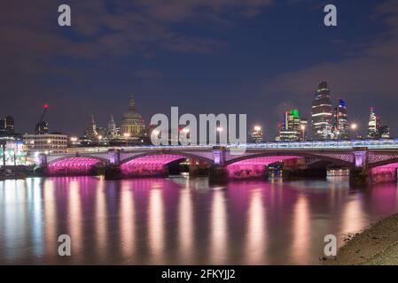 Illuminato fiume Blackfriars Bridge di Joseph Cubitt luci LED vicino Leo Villareal Foto Stock