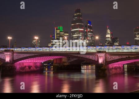 Illuminato fiume Blackfriars Bridge di Joseph Cubitt luci LED vicino Leo Villareal Foto Stock