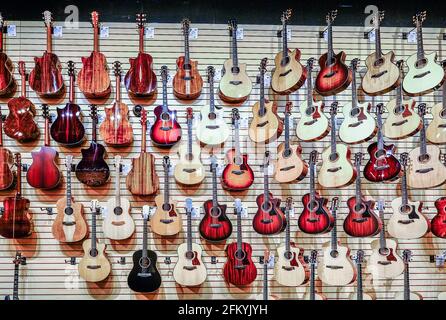 Muro di chitarra acustica Foto Stock