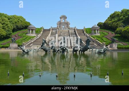 Fontana e architettura in stile francese mentre entri nel parco di Tiandu a Hangzhou. Bella da lontano ma non mantenuta e trascurata. Maggio 2021 Foto Stock