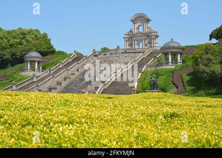 Architettura e giardini in stile francese, entrando nel parco di Tiandu a Hangzhou. Bella da lontano ma non mantenuta e trascurata. Maggio 2021 Foto Stock