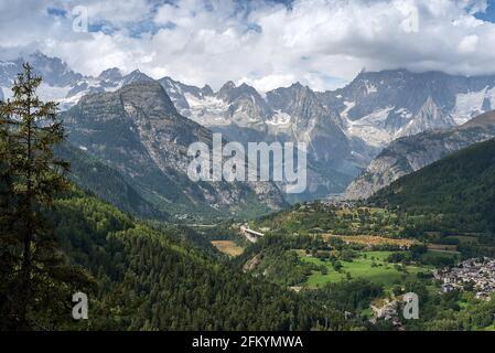 Vista dall'Orrido di Pré Saint Didier - Valle d'Aosta - Italia Foto Stock