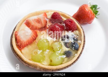crostata di frutta fresca su sfondo bianco Foto Stock