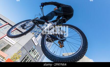 Un biker a mezz'aria nella città capitale di Nuuk (Godthåb), Groenlandia sud-occidentale. Foto Stock