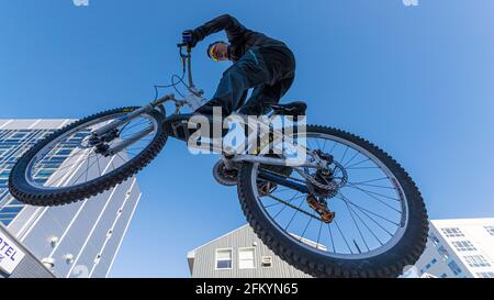 Un biker a mezz'aria nella città capitale di Nuuk (Godthåb), Groenlandia sud-occidentale. Foto Stock