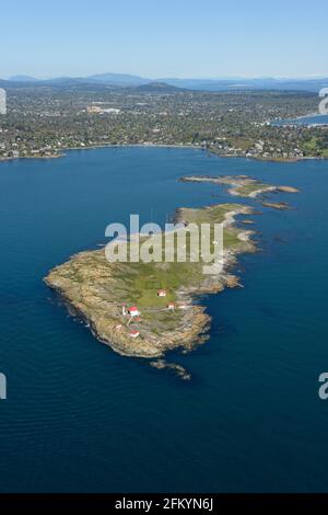 Fotografia aerea del faro sulla riserva ecologica Trial Islands, Vancouver Island, British Columbia Foto Stock