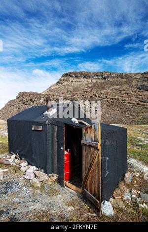 Vista esterna di una cabina di caccia a Blomster Buggen, Flower Bay, Groenlandia. Foto Stock