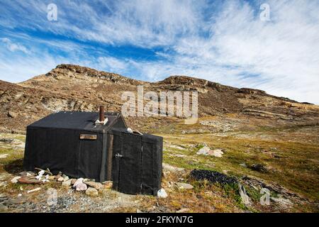 Vista esterna di una cabina di caccia a Blomster Buggen, Flower Bay, Groenlandia. Foto Stock