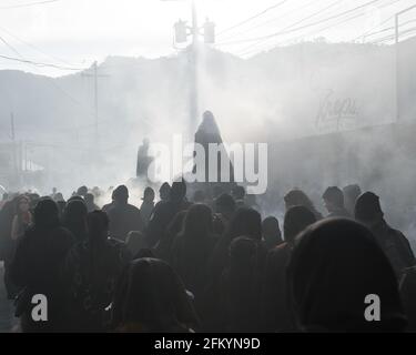 Devoti manifestanti portano una anda con la Vergine Maria attraverso le strade affumicate di Antigua durante la processione Semana Santa, una tradizione sacra. Foto Stock