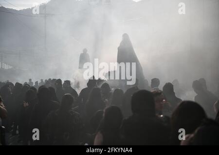 Devoti manifestanti portano una anda con la Vergine Maria attraverso le strade affumicate di Antigua durante la processione Semana Santa, una tradizione sacra. Foto Stock