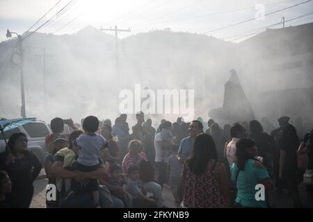 Devoti manifestanti portano una anda con la Vergine Maria attraverso le strade affumicate di Antigua durante la processione Semana Santa, una tradizione sacra. Foto Stock