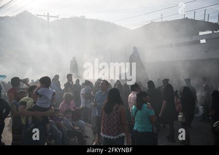 Devoti manifestanti portano una anda con la Vergine Maria attraverso le strade affumicate di Antigua durante la processione Semana Santa, una tradizione sacra. Foto Stock