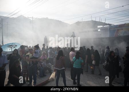 Devoti manifestanti portano una anda con la Vergine Maria attraverso le strade affumicate di Antigua durante la processione Semana Santa, una tradizione sacra. Foto Stock