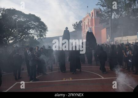 Devoti manifestanti portano una anda con la Vergine Maria attraverso le strade affumicate di Antigua durante la processione Semana Santa, una tradizione sacra. Foto Stock