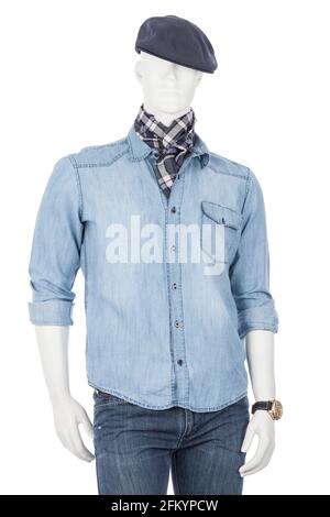 Manichino maschile vestito in una camicia con beretto blu jean e sciarpa plaid su sfondo bianco. Foto Stock