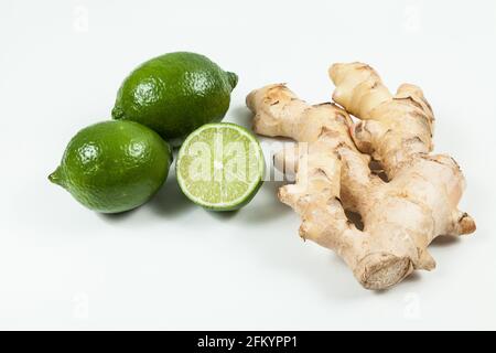 Zenzero e radice di limoni; foto su sfondo neutro. Foto Stock