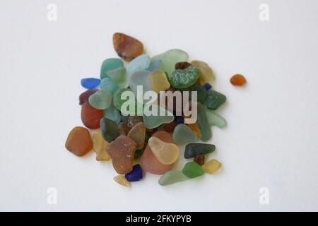 Una pila di vetri colorati da una spiaggia di Barcellona Foto Stock