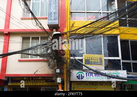 Groviglio di fili elettrici in Kathmandu, Nepal. Foto Stock