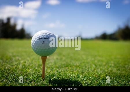 Stavo giocando a golf con gli amici e sul più ampio dei fairway le nuvole si sono allineate a destra, così ho posizionato la palla e ho ottenuto questa immagine. Foto Stock