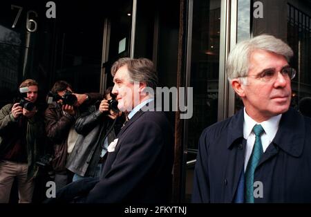 Ted Francis e Max Clifford novembre 1999 lasciando Talk radio dopo Il sig. Francis era apparso alla radio parlando di Jeffrey Archer Foto Stock