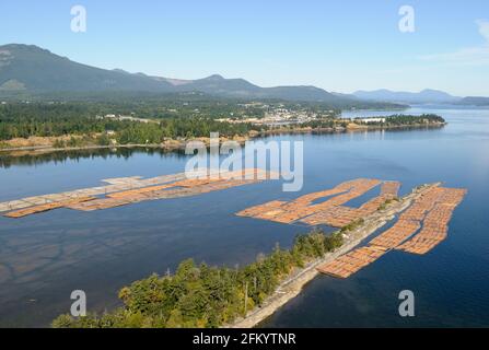 I bracci di tronchi immagazzinati nelle isole Shoal, l'estuario del fiume Chemainus, la valle di Chemainus. Fotografia aerea dell'isola di Vancouver, British Columbia, Canada. Foto Stock