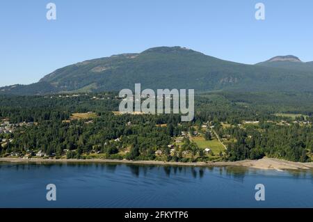 Fotografia aerea dell'estuario del Porter Creek con il Monte Brenton sullo sfondo, Chemainus, Vancouver Island, British Columbia, Canada. Foto Stock