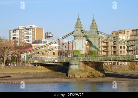 La sezione nord del ponte di Hammersmith. Il ponte è chiuso ai veicoli dall'aprile 2019 e ai pedoni dall'agosto 2020. Foto Stock