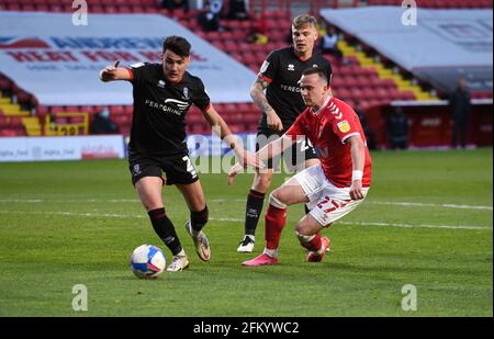 Londra, Regno Unito. 4 maggio 2021; The Valley, Londra, Inghilterra; English Football League One Football, Charlton Athletic contro Lincoln City; Poole of Lincoln, elimina il pericolo da Millar of Charlton Credit: Action Plus Sports Images/Alamy Live News Foto Stock