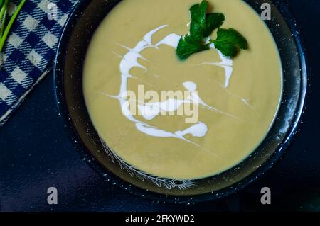 Crema di zuppa di Poblano di Chili. Cucina messicana vegetariana Foto Stock