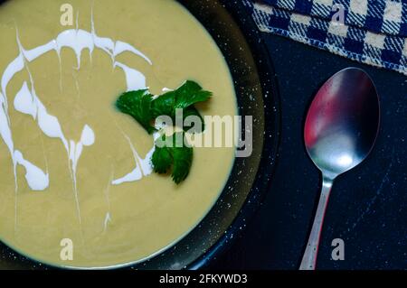 Crema di zuppa di Poblano di Chili. Cucina messicana vegetariana Foto Stock