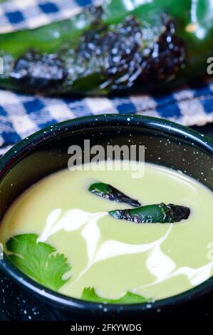 Crema di zuppa di Poblano di Chili. Cucina messicana vegetariana Foto Stock