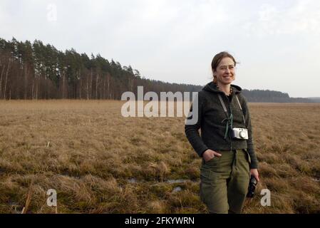 Gosia Znaniecka lavora per OTOP (società polands per la protezione degli uccelli sulle terre umide della valle di Rospuda. I progetti di costruzione di un'autostrada attraverso le Polands, la valle di Rospuda, un'area di terra di paterie praticamente intatta al confine con la Lituania, hanno scatenato una grande controversia sia in Polonia che a Bruxelles con gli ambientalisti che avvertono che potrebbe avere un effetto catastrofico sulla fauna locale. La via Baltica mira a collegare gli stati baltici alla Scandinavia e faciliterà il commercio tra le due regioni di David Sandison Foto Stock