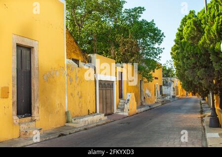 Case gialle su una strada di Izamal, Yucatan, Messico. Foto Stock