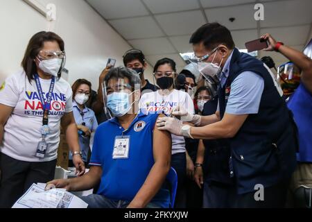 Manila, Filippine. 4 maggio 2021. Il 4 maggio 2021, il Segretario della Salute delle Filippine Francisco Duque amministra una dose del vaccino COVID-19 russo 'putnik V' nel braccio di un operatore sanitario a Manila, nelle Filippine. Credit: Rouelle Umali/Xinhua/Alamy Live News Foto Stock