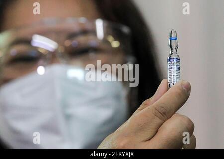 Manila, Filippine. 4 maggio 2021. Un operatore sanitario mostra una fiala del vaccino COVID-19 russo 'putnik V' a Manila, Filippine, il 4 maggio 2021. Credit: Rouelle Umali/Xinhua/Alamy Live News Foto Stock