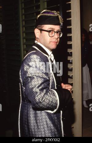 Elton John al Nicky Blair's Restaurant di Hollywood, California il 25 giugno 1987 Credit: Ralph Dominguez/MediaPunch Foto Stock