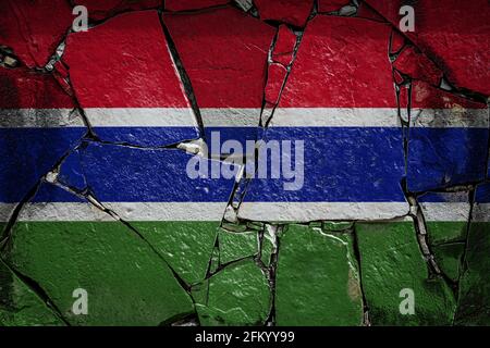 Bandiera nazionale della Gambia che raffigura in colori pittorici su un vecchio muro di pietra. Bandiera su sfondo muro rotto. Foto Stock