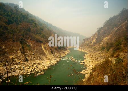 Trekking lungo il fiume Sarda sulla strada per Chuka Village, Uttarakhand, India Foto Stock