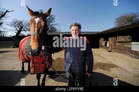 IL FORMATORE PAT RODFORD & SPARKEY PUÒ CHI CORRERÀ A CHELTENHAM NELLE SUE SCUDERIE IN ASH SOMERSET.7/3/2011. IMMAGINE DAVID ASHDOWN Foto Stock