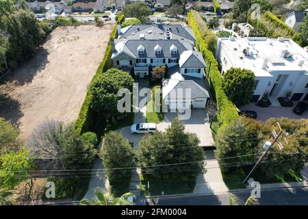 Una vista aerea della villa di proprietà di LeBron James, Domenica, 2 maggio 2021, nel quartiere Brentwood di Los Angeles. Foto Stock