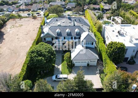 Una vista aerea della villa di proprietà di LeBron James, Domenica, 2 maggio 2021, nel quartiere Brentwood di Los Angeles. Foto Stock