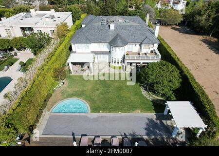 Una vista aerea della villa di proprietà di LeBron James, Domenica, 2 maggio 2021, nel quartiere Brentwood di Los Angeles. Foto Stock