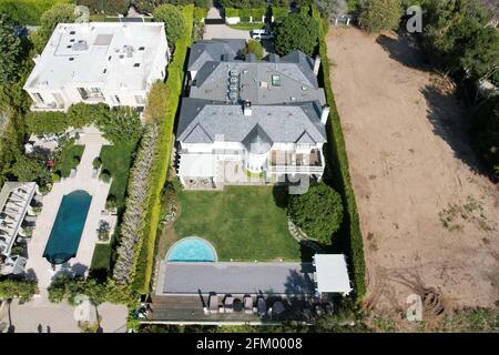 Una vista aerea della villa di proprietà di LeBron James, Domenica, 2 maggio 2021, nel quartiere Brentwood di Los Angeles. Foto Stock