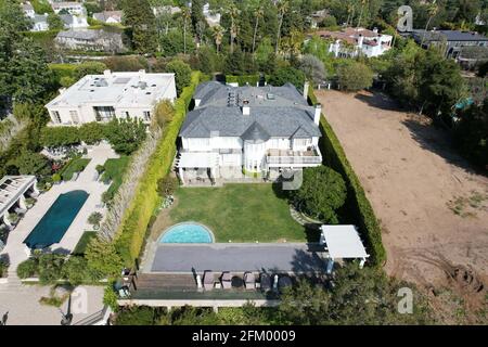 Una vista aerea della villa di proprietà di LeBron James, Domenica, 2 maggio 2021, nel quartiere Brentwood di Los Angeles. Foto Stock