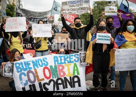 Buenos Aires, Argentina. 04 maggio 2021. Manifestanti che tengono striscioni e cartelli che esprimono la loro opinione, durante la dimostrazione. I colombiani che vivono in Argentina hanno manifestato al consolato colombiano di Buenos Aires per la violenza di polizia e istituzionale condotta nel loro paese dopo le manifestazioni per la riforma fiscale. Credit: SOPA Images Limited/Alamy Live News Foto Stock