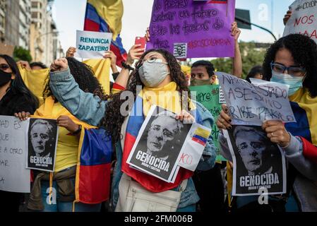 Buenos Aires, Argentina. 04 maggio 2021. I manifestanti gridano slogan mentre tengono i cartelli contro il governo di Ivan Duque durante la manifestazione. I colombiani che vivono in Argentina hanno manifestato al consolato colombiano di Buenos Aires per la violenza di polizia e istituzionale condotta nel loro paese dopo le manifestazioni per la riforma fiscale. (Foto di Alejo Manuel Avila/SOPA Images/Sipa USA) Credit: Sipa USA/Alamy Live News Foto Stock