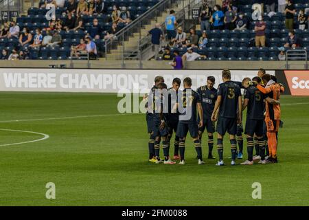 Philadelphia, PA, USA - 4 maggio 2021 - la Philadelphia Union huddle prima di un 1-1 2° cravatta. La Philadelphia Union avanza alle semifinali con un punteggio complessivo di 4-1. Credit: Don Mennig/Alamy Live News Foto Stock